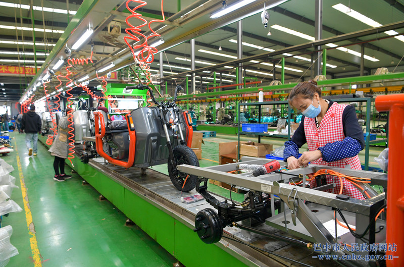 平昌星光工业园雅迪集团四川基地摩托车生产厂正在生产三轮电动车